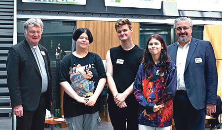Bischof Manfred Scheuer (links) und AK-Präsident Andreas Stangl (rechts) im Gespräch mit Jugendlichen. 