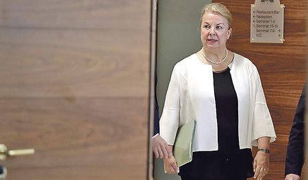 Vor der Tür: Sozialministerin Beate Hartinger-Klein soll die neue Mindestsicherung präsentieren. 