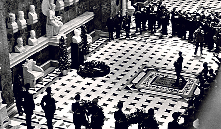 Fatale Verehrer: Am 6. Juni 1937 wurde unter Anwesenheit Hitlers Bruckners Büste (Bild unten) in die Walhalla bei Regensburg gestellt. 