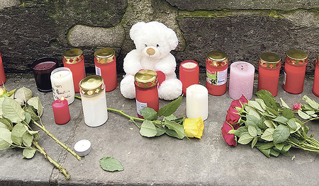 Nach einem Amoklauf in der Fußgängerzone im deutschen Trier gedenken die Menschen der Opfer der brutalen Gewalt.