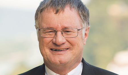 Auch Bischof Scheuer diskutiert mit bei der Frage, ob die Katholische Soziallehre heute noch Relevanz besitzt.