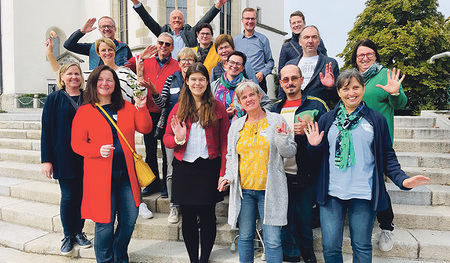 Der Pfarrgemeinderat von Arbing mit dem Obmann Josef Hiesböck (mit erhobenen Händen) 