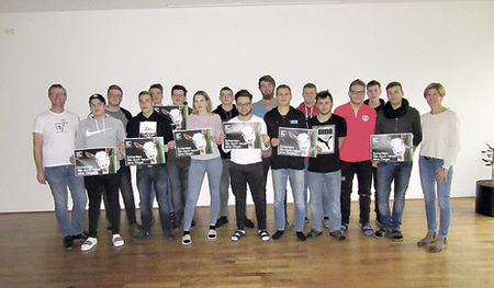 Religionslehrer Wolfgang Preissl (links) mit Klassensprecher/innen der Berufsschule  