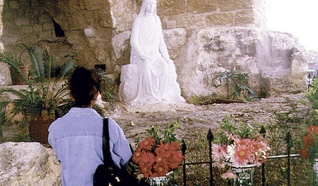 Die Statue zeigt eine sitzende Maria, die auf die Rückkehr Jesu wartet.