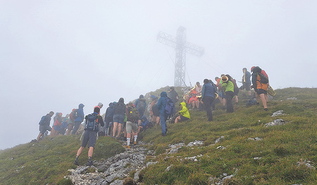 Das Wetter hielt die Bergsteiger:innen nicht von der Messfeier ab. 