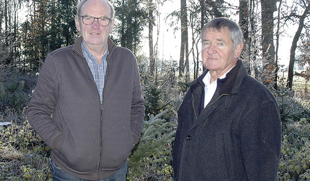 „Ein Stück Schöpfungsverantwortung“. Hubert Huemer (links) und Hubert Gaßner betreuen den Pfarrerwald. 