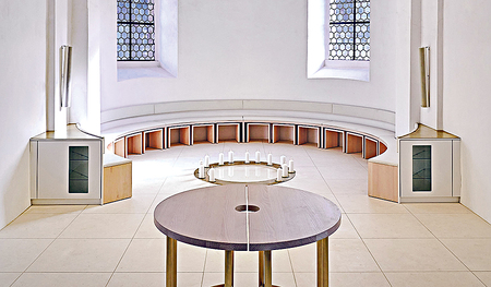 Ein Wasserrohr ragt aus der Decke, Tropfen fallen vom Himmel herab, der Himmel durchdringt die Erde.   