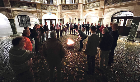 Ein Feuerritual im Hof von Schloss Puchberg  