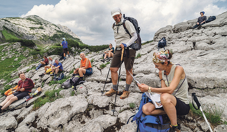 Der Große Welt-Raum-Weg führt vom Badezimmer in die Kirche und dann in das Tote Gebirge.   