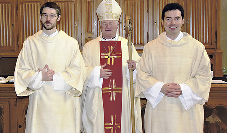 Diakon H. Hermann Josef Hehenberger OPraem (l.), Bischof Manfred Scheuer und Diakon Franziskus Schachreiter.   