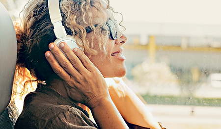 Ein spannender Podcast oder ein unterhaltsames Hörbuch lassen eine lange Fahrt gleich viel kürzer erscheinen.  