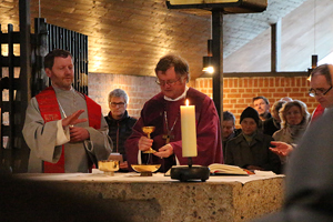 Bischof Manfred Scheuer mit dem 'Kelch' von Dachau. Links Abt Reinhold Dessl, rechts P. Christoph Eisentraut, Regionaloberer der Mariannhiller Missionare für Österreich.