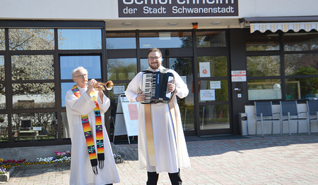 Pfarrer Helmut Part (links) und Pfarrer Matthias Bucovics spielten groß auf