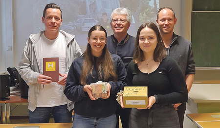 Heinz Wegerer dankt Nicole Langeder und  Alexandra Obernberger (von links) sowie den beiden Lehrern Karl Hackl und Lukas Reitbauer.   
