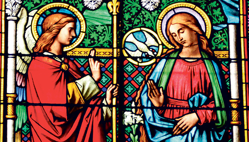 Glasfenster in der Votivkapelle des Linzer Mariendoms: Maria empfängt Gottes Boten (gr. „Angelos“, Engel).  