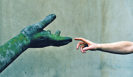 Wie heiligt man den Namen Gottes, fragt sich Beatrice  von Weizsäcker, wenn sie über das Vaterunser nachdenkt.