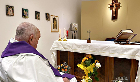 Papst Franziskus beim Sonntagsgottesdienst in der Kapelle im Privattrakt der Gemelli-Klinik in Rom.
