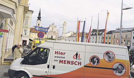 Der Tourbus mit dem Motto 'Hier arbeitet ein Mensch' bei seinem Halt in St. Pölten.