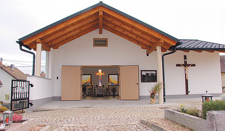 Pfarrer Johannes Wohlmacher	segnete die erneuerte Aufbahrungshalle.  