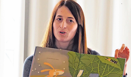 Verena Neumüller aus Thalheim bei Wels ist Vorlesepatin.   
