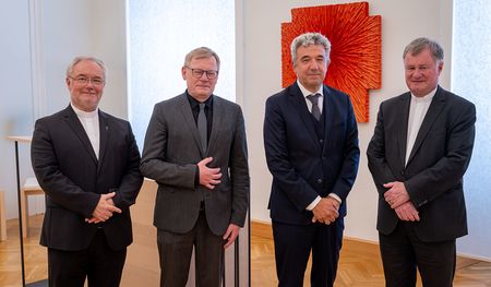 Von links: Generalvikar Univ.-Prof. em. DDr. Severin Lederhilger OPraem, Rektor Univ.-Prof. Dr. Christoph Niemand, Univ.-Prof. Dr. Michael Fuchs, Bischof Dr. Manfred Scheuer