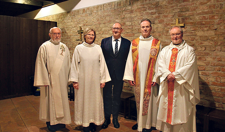Generalvikar Severin Lederhilger (von rechts) führte Pfarrer Franz Asen, Verwaltungsvorstand Christian Forster-Gartlehner und Pastoralvorständin Maria Fischer in ihr Amt ein. Diakon Eberhard Parkfrieder von der Pfarrteilgemeinde Pucking feierte ebenf