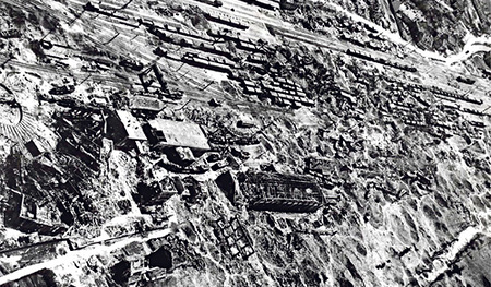 Flugaufnahme des zerbombten Bahnhofs von Attnang-Puchheim  