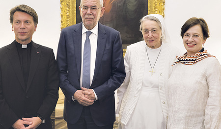 Der Bundespräsident mit Gattin Doris Schmidauer bei Hospiz-Rektor Markus Bugnyar und Vizerektorin Sr. Bernadette Schwarz.  