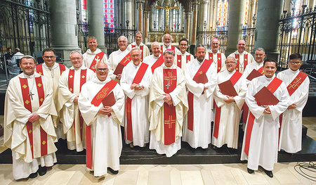 Die Neugeweihten mit Vertretern der Diözese und der Stifte.   