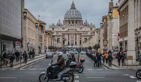 Lebendiges Treiben in Rom mit Blick auf den Petersdom (vor der Pandemie)