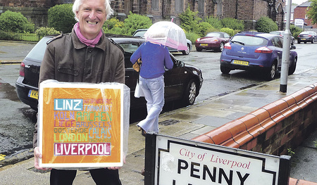 Autostopper Johann Grabner mit seinen künstlerisch gemalten Schildern: „Mein Ziel ist immer Liverpool bzw. Nord­england. Das habe ich deshalb gewählt, weil meine Tochter dort studiert hat.“   