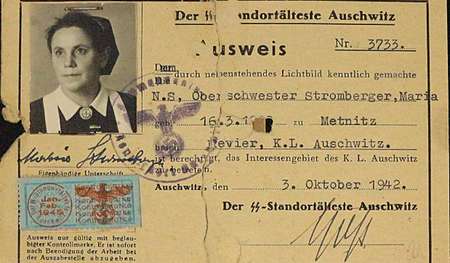 Der von Lagerkommandant Rudolf Höß unterschriebene Ausweis von Maria Stromberger in Auschwitz