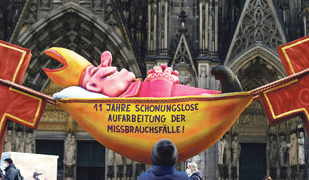 Rund um die Präsentation des Missbrauchsgutachtens kam es vor dem Kölner Dom auch zu Protesten.