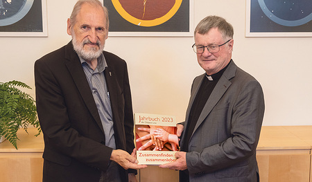 Das neue Jahrbuch wurde Bischof Manfred Scheuer von Herausgeber Bischofsvikar Willi Vieböck überbracht. Der Bischof hat einen Text zu Vertrauen und Treue beigesteuert.  