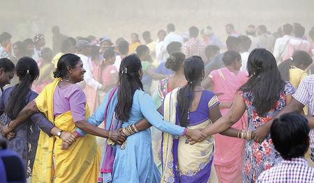 Beim Erntedankfest tanzen die Ho. Doch immer öfter werden sie von ihrem Land vertrieben.