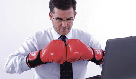 Gesch?ftsmann, 50+, mit Boxhandschuhen am Arbeitsplatz - business boxer