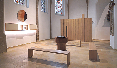 Das Zentrum der Taufkapelle bildet der frühgotische Taufstein mit einem Bronzedeckel von Peter Dimmel (1969). An der Westwand hängt nun die Kreuzigungsgruppe, gegenüber (li.) befindet sich der „Tauftropfen“.