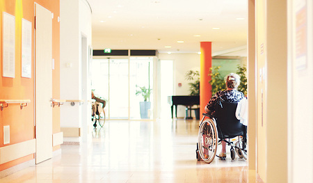 Spontane Besuche und große Feste fehlen derzeit im Alltag der Seniorenheime.  