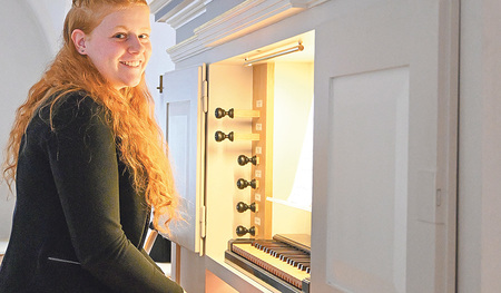 Romana Kinzlbauer ist seit fünf Jahren Organistin. Mittlerweile komponiert sie auch eigene Lieder, die sie auf der Orgel spielt.  