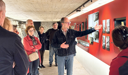 Ausgrabungen im Untergeschoß machen die römischen Spuren der Basilika sichtbar.  