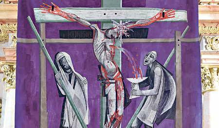 Intensive Zuwendung zum Kreuz in der künstlerischen Arbeit von Helmut M. Berger, hier sein Fastentuch für die Pfarrkirche St. Laurenz in Altheim.   