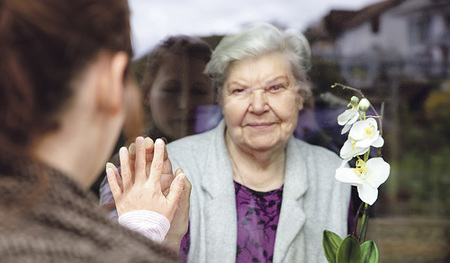 Die Einschränkung sozialer Kontakte traf und trifft vor allem ältere Personen.