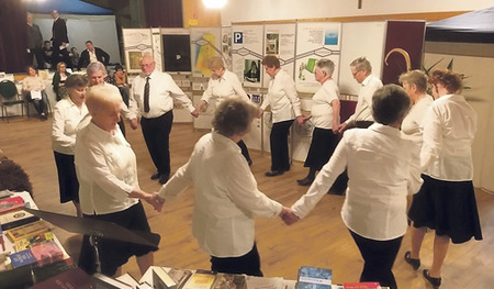 Die Seniorentanzgruppe war eine der Gruppen, die die Eröffnung der Bibelausstellung mitgestalteten.    