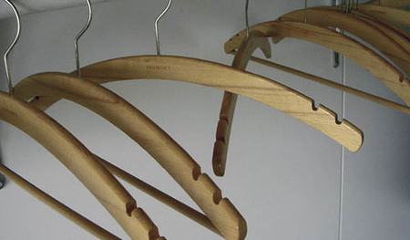 Kleiderbuegeln auf einer Stange [ (c) www.BilderBox.com, Erwin Wodicka, Siedlerzeile 3, A-4062 Thening, Tel. + 43 676 5103678.Verwendung nur gegen HONORAR, BELEG,URHEBERVERMERK und den AGBs auf bilderbox.com](in an im auf aus als and beim mit einer e