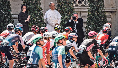Raffaella Petrini, Präsidentin des Governatorats des Vatikanstaates, und Papst Leo XIV. haben Radrennfahrer des internationalen Radrennens Giro d’Italia am 1. Juni im Vatikan empfangen.   