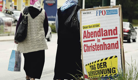Auslaendische Damen neben dem FP?-Plakat, Abenland in Christenhand - Austrian election poster, FP?