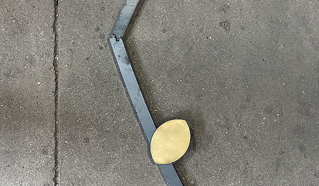 Die Mandorla (Mandelkern) zieht sich als gestalterisches Element durch den Kirchenraum (2. Bild: Skizze) und wird auch in den Boden gefräst (3. Bild).    Reinthaler