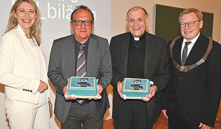 Rektor Christoph Niemand (re.) und Hermine Eder (li.) mit den Geehrten: Ehrensenator P. Friedrich Bechina und Universitätssekretär Peter Vondrak