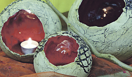 Kerzenlichter aus Ton: Kreatives Arbeiten mit Naturmaterialien und die Verwertung von essbaren Naturprodukten sind Schwerpunkte der Naturschule. Sie wurde mit dem Landesumweltpreis ausgezeichnet und ist im Oberösterreichischen Genuss-Guide gelistet. 