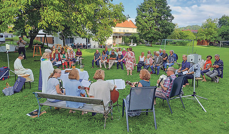 Im Freien beten, singen, feiern: hier in  St. Florian bei der „Sommerkirche“   